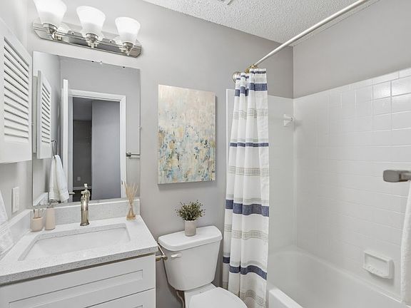 4th image of 997 Johnnie Dodds Blvd #611