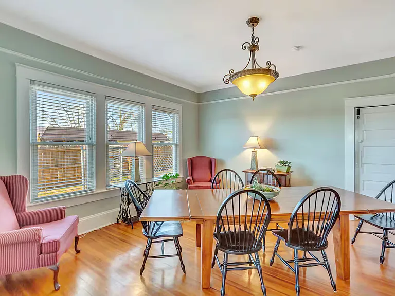 211 NE Main St — Photo 11