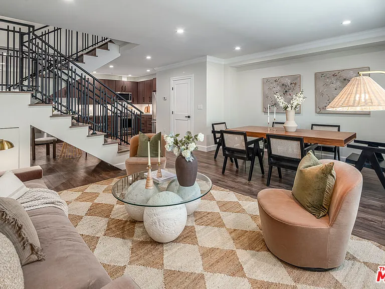 1147 N Beachwood Dr #5 — Photo 1