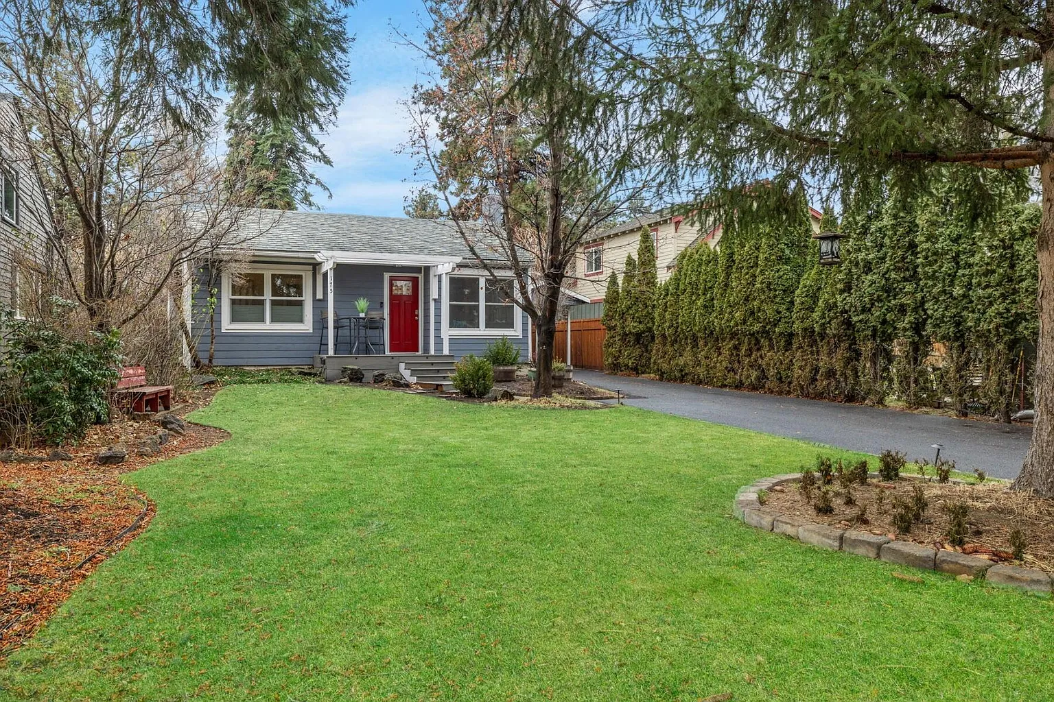 175 SE Roosevelt Ave photo 1