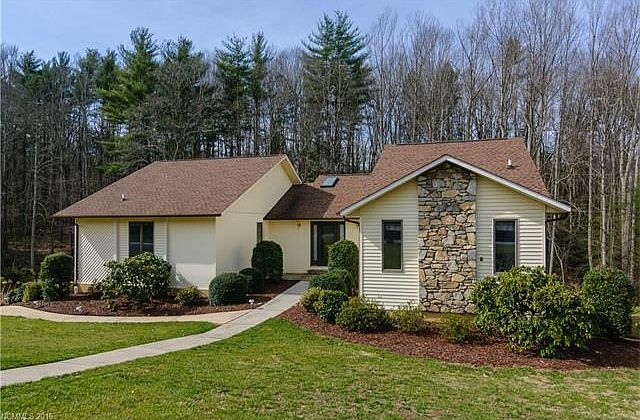 Lovely home in a convenient, North Asheville neighborhood