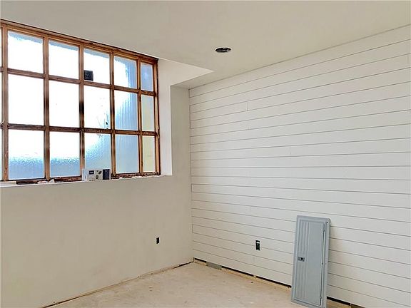 4th image of 111 E Bridge St