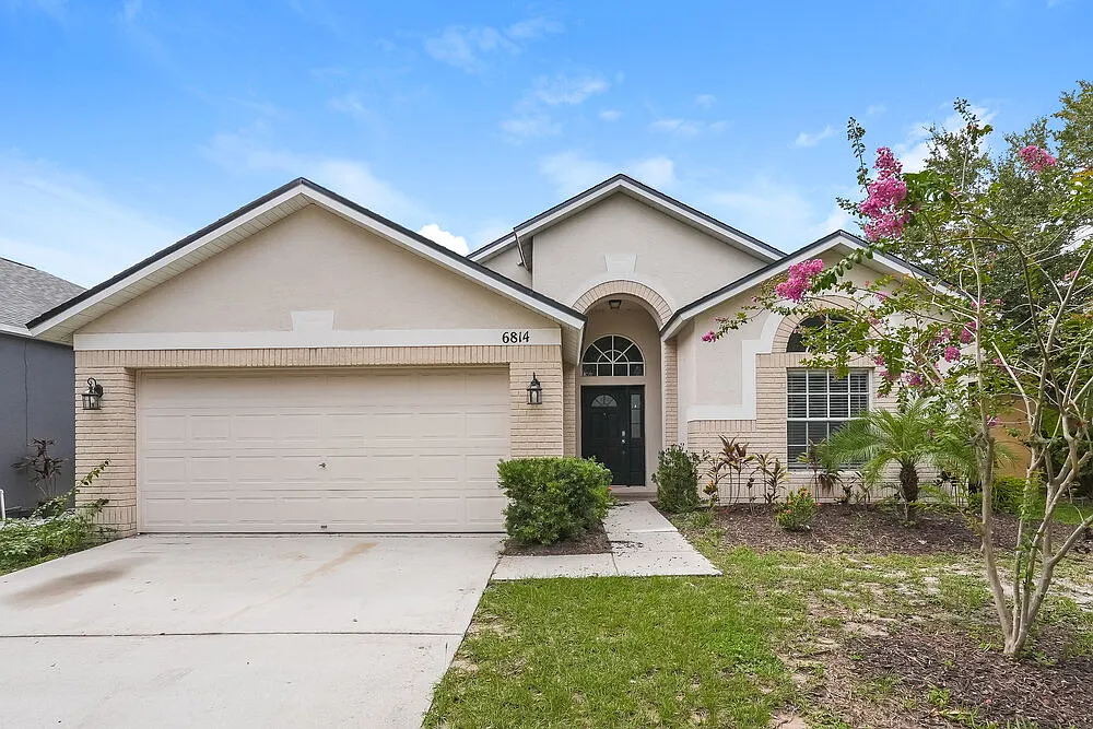 3 bed, 2.0 bath, 1810 sqft, $2,240 — Photo 1