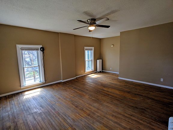 3rd image of 606 Oak Ln