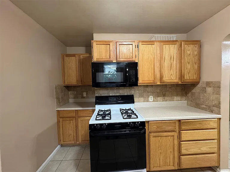 15801 Centralia — Photo 8