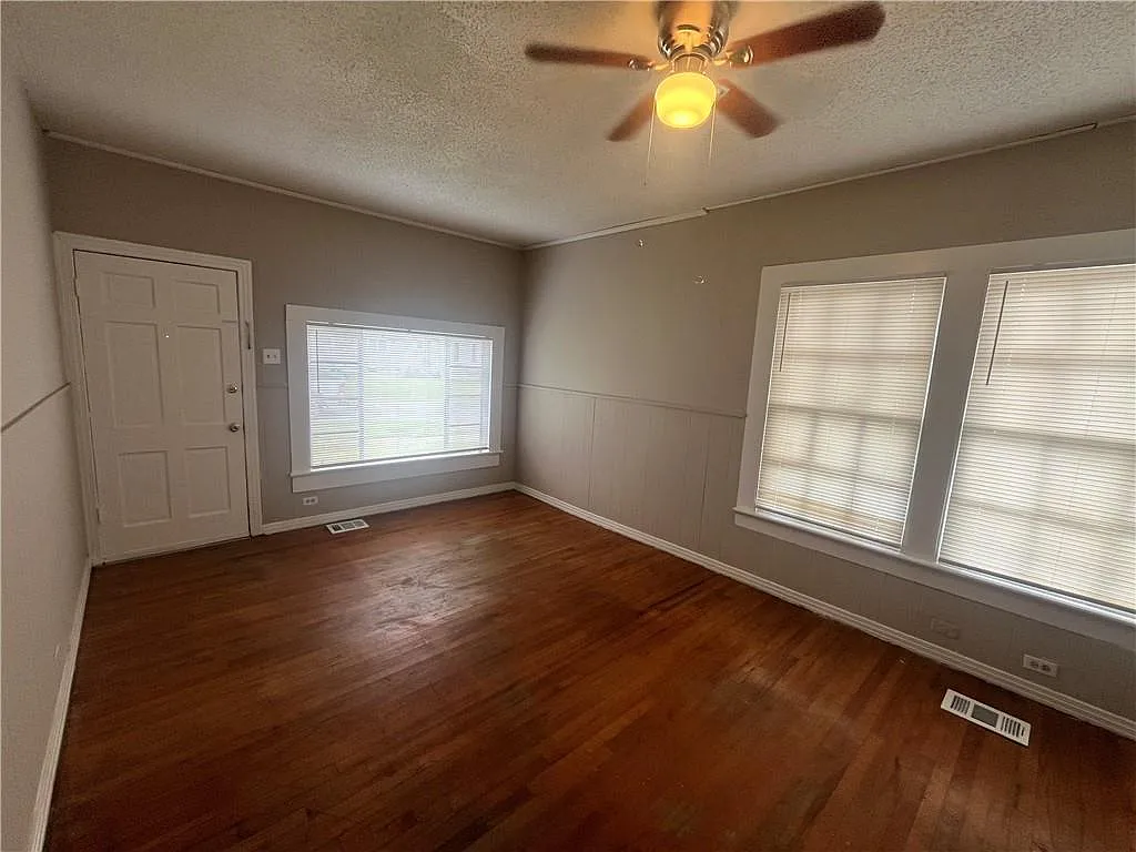 3 bed, 1.0 bath, 1257 sqft, $895 — Photo 2