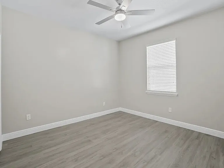 2924 W Chestnut St — Photo 2