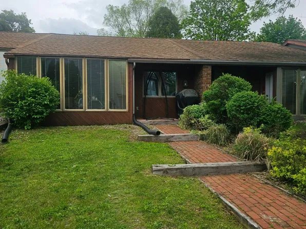 306 Stonegate Cir N, Chambersburg, PA 17201