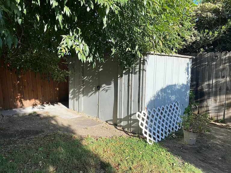 1610 Winona Ave — Photo 29