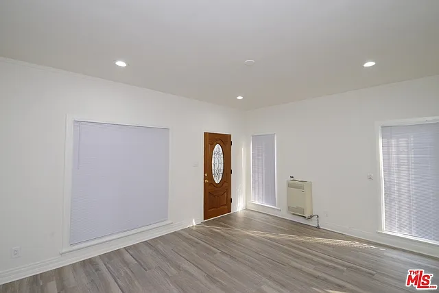 1142 S Mullen Ave — Photo 2