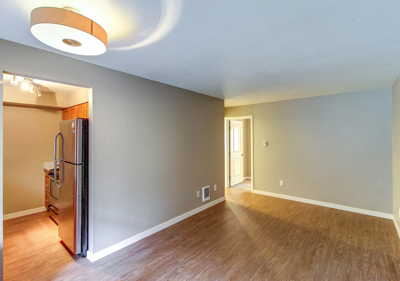 Alki 12 Apartments are located just blocks from Alki Beach. — Photo 2