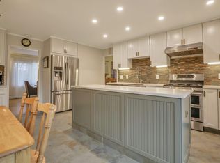 24 Woodcut Ln, Roslyn Heights, NY 11577