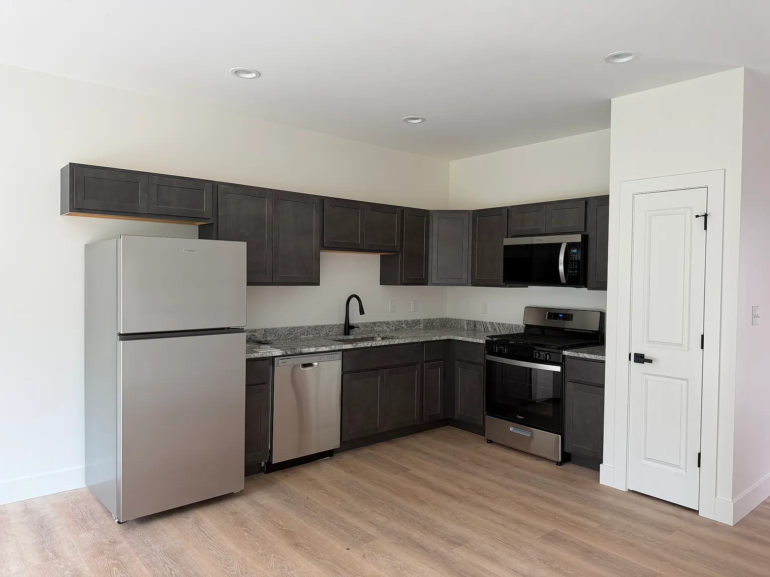 3 bed, 2.5 bath, 1550 sqft, $2,600 — Photo 2