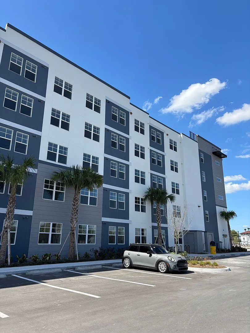 Beautiful And Brand New 1/1 +Den Apartment In Millenia Park — Photo 1