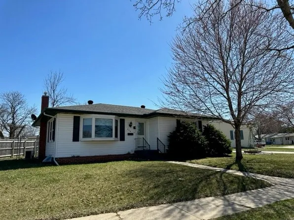 204 Charles St, Charles City, IA 50616