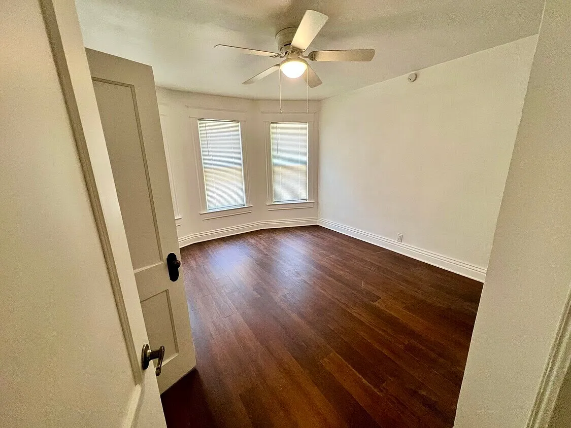 3 bed, 2200 sqft, $2,200 — Photo 4
