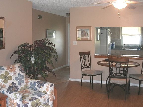 3rd image of 104 Parkview Cir