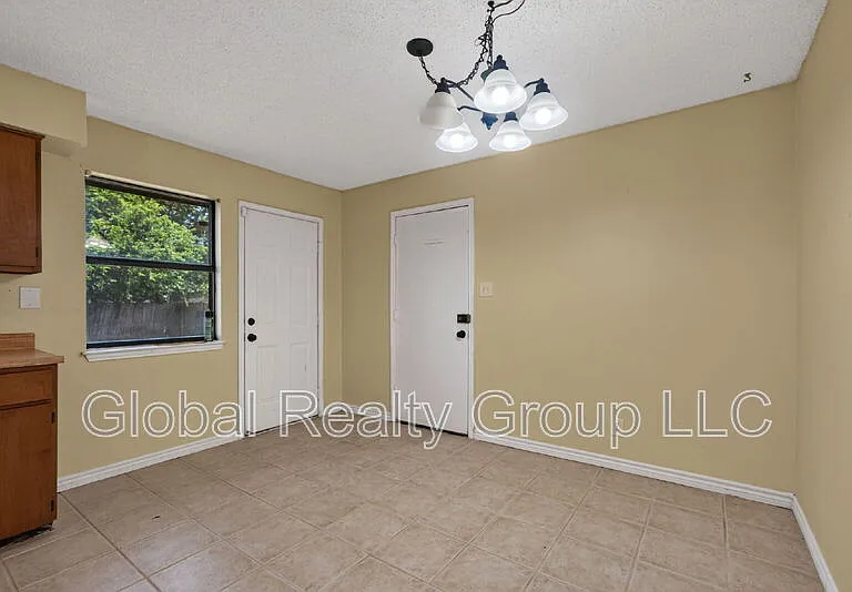 306 Meadow Dr — Photo 3