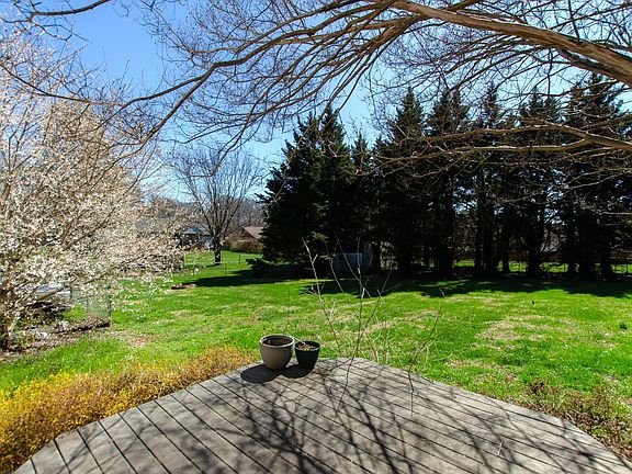 3rd image of 102 Meadows Dr