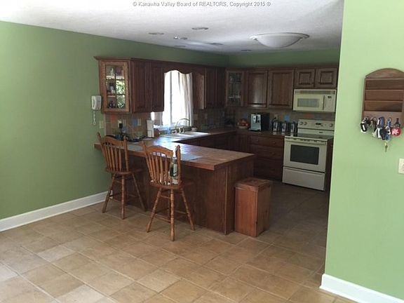 3rd image of 1055 Lakeview Dr