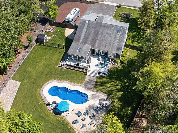 3rd image of 26 Greenbriar Rd