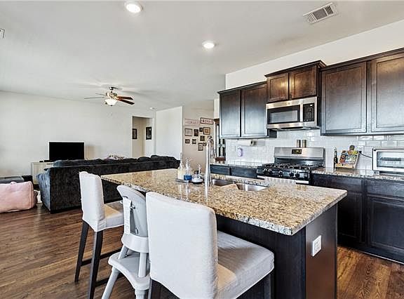 4th image of 760 Lakeshore Village Dr