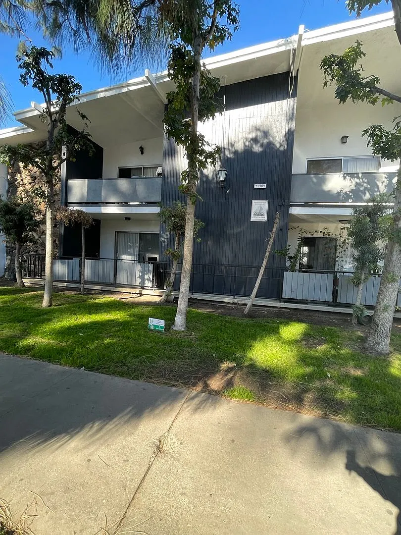 Topanga Villa Apartments...Bright & Spacious Apartments! CALL NOW! — Photo 4
