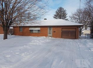 30 Clover Ln, Mason City, IA 50401
