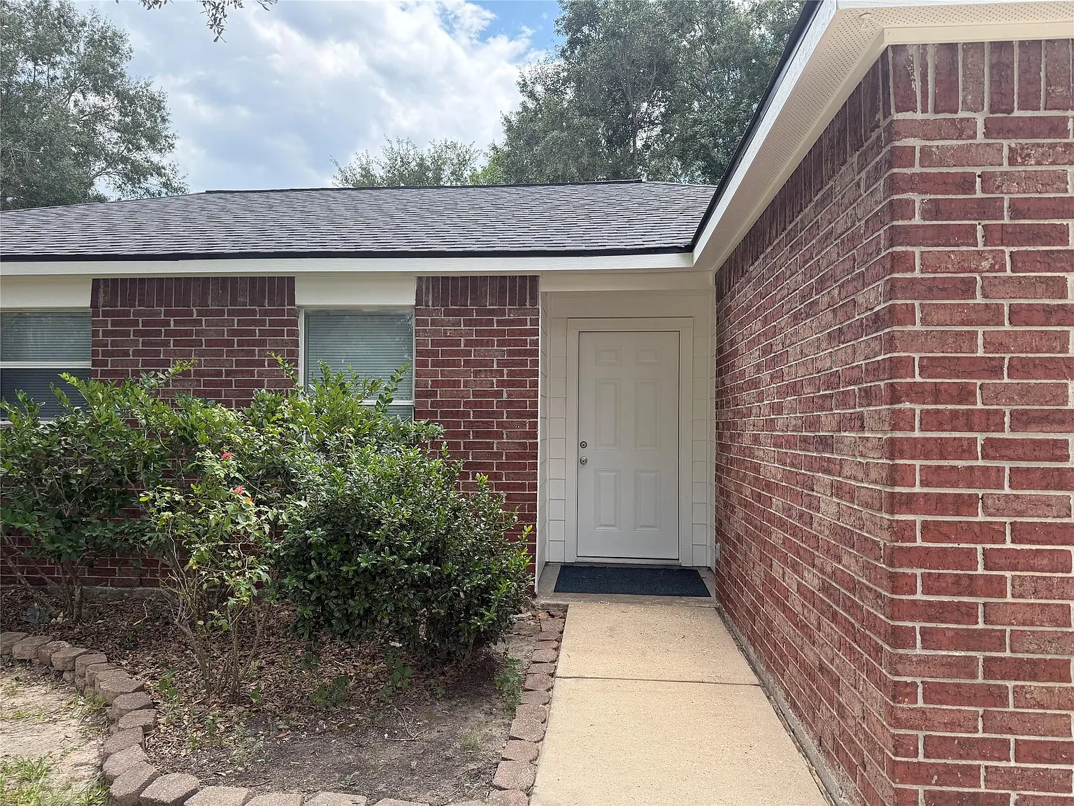 3 bed, 2.0 bath, 1073 sqft, $1,650 — Photo 2