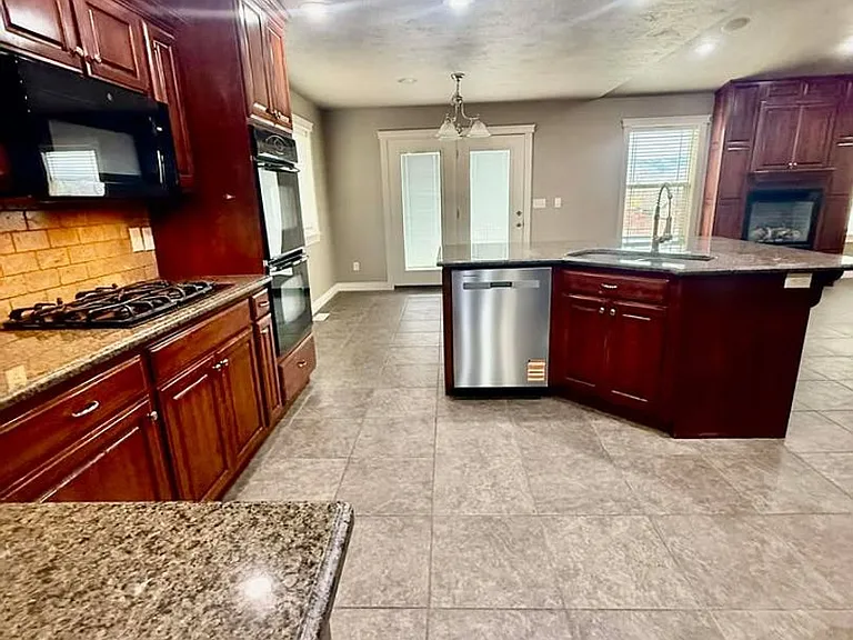2749 Hillview Dr — Photo 7