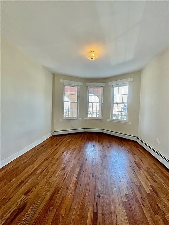 3 bed, 1.0 bath, $2,200 — Photo 2