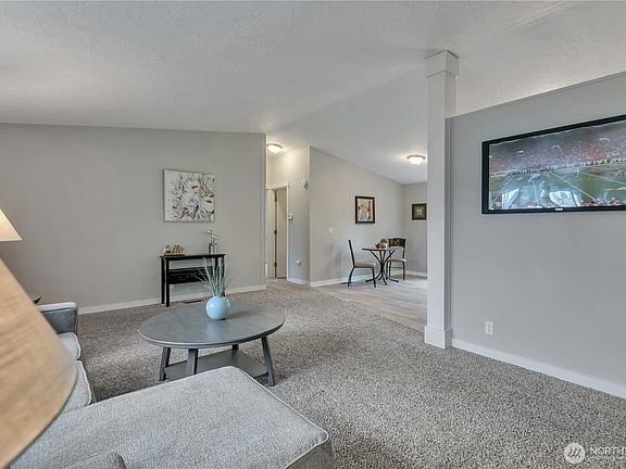 5th image of 12818 Prairie Ridge Drive E