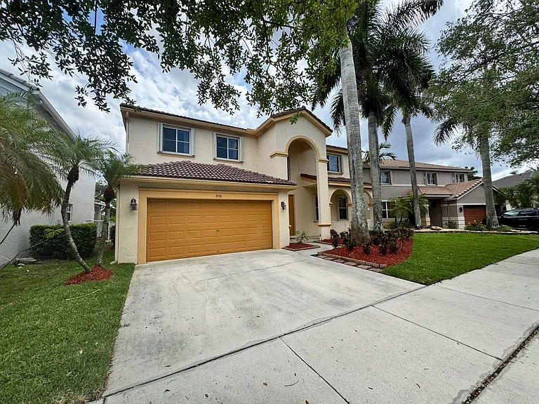898 Tulip Cir — Photo 2