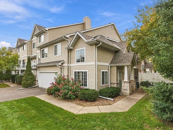 2nd image of 556 Willoughby Way W