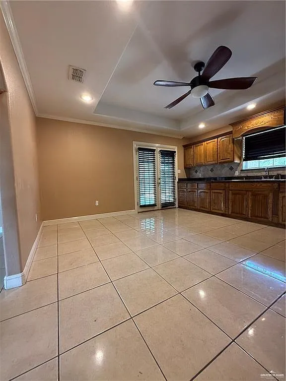 4 bed, 2.5 bath, 1439 sqft, $2,000 — Photo 2