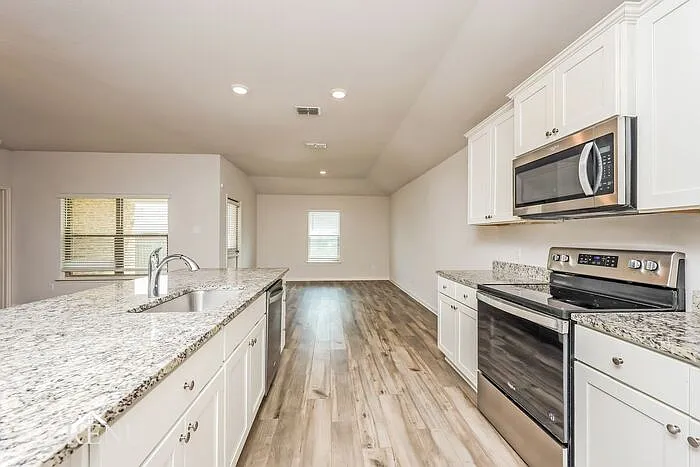 4 bed, 2.0 bath, 2006 sqft, $2,255 — Photo 3