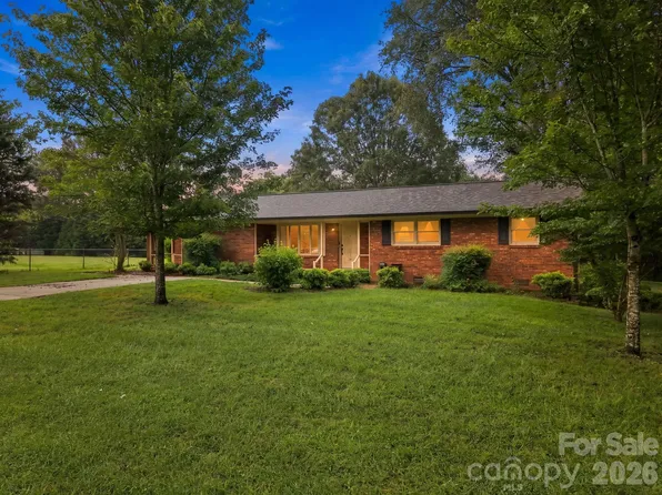 1536 Nottingham Dr, Newton, NC 28658