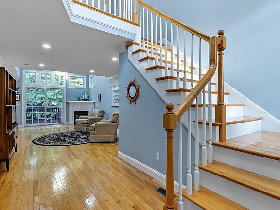 4th image of 78 Gold Leaf Lane E