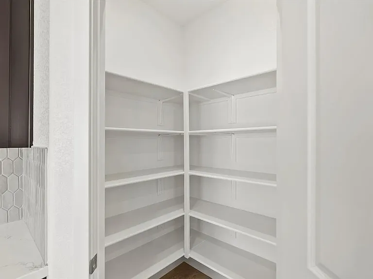 656 Channel Cir — Photo 4