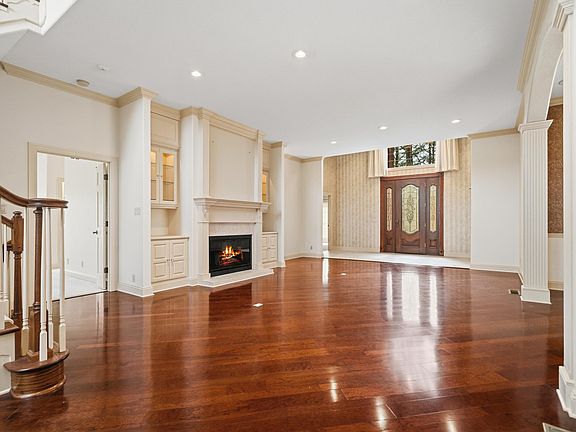 3rd image of 12 Loyola Ln