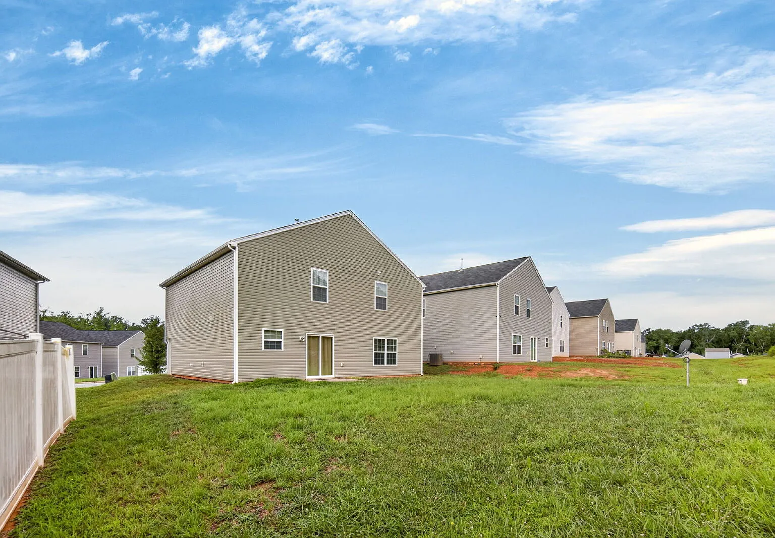 3 bed, 2.5 bath, 2243 sqft, $1,899 — Photo 4