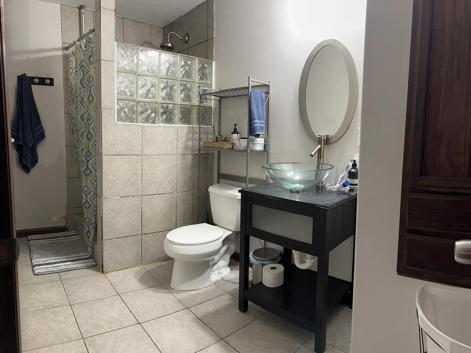 5 bed, 2404 sqft, $2,900 — Photo 2