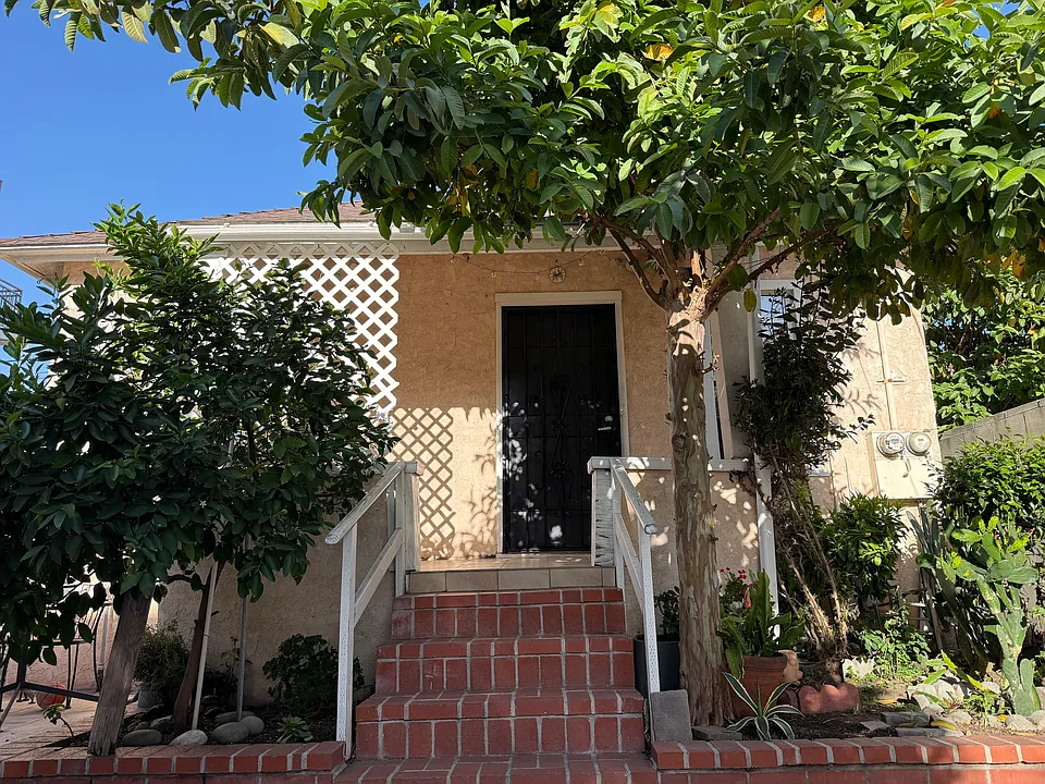 1216 Fedora St