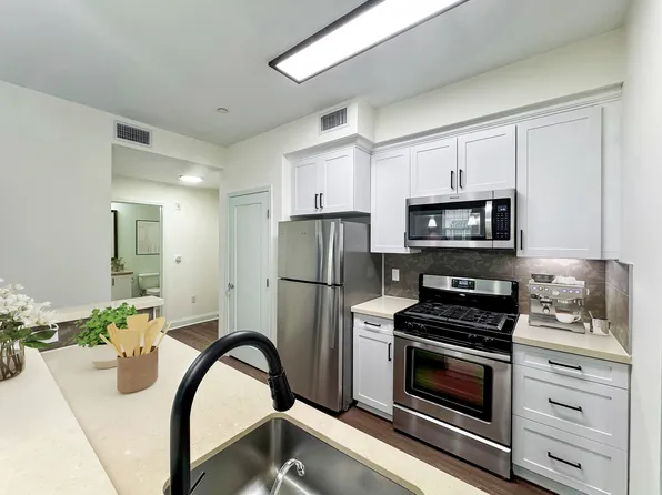 La Belle at Hollywood Towers, 6138 Franklin Ave APT 336, Los Angeles, CA 90028