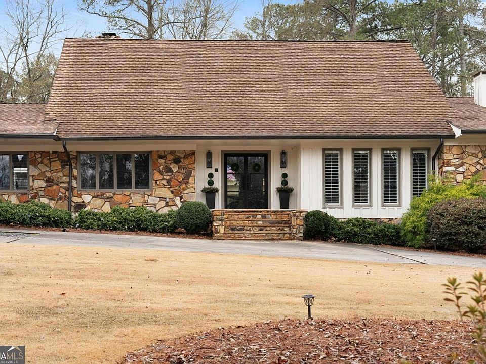 1st image of 10 Woodland Dr