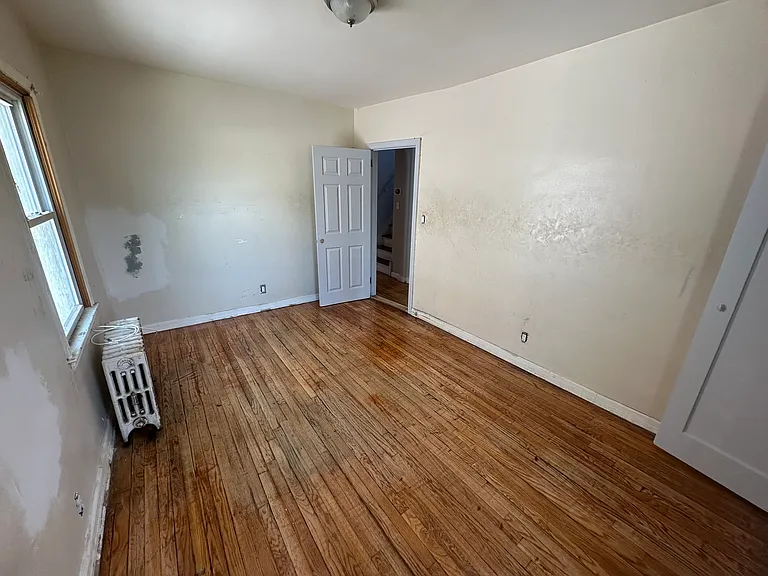 118-36 227 — Photo 1