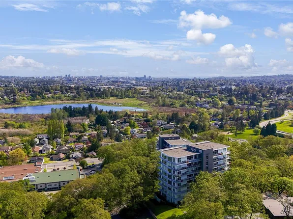 4011 Rainbow Hill Ln #402, Saanich, BC V8X 0A6