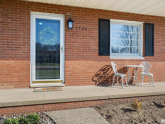 3rd image of 1109 E Brookhill Rd