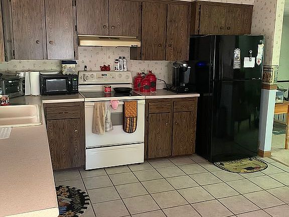 Large eat-in kitchen 