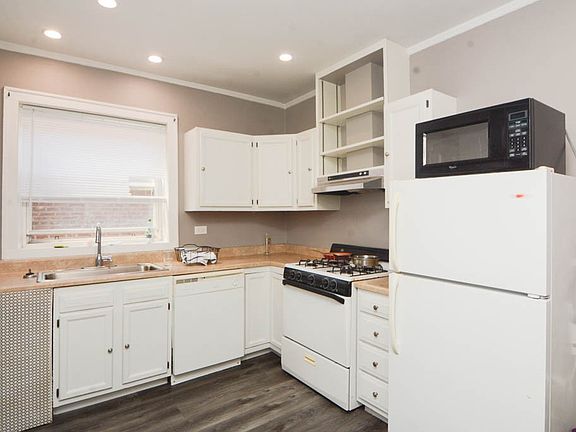 3rd image of 5516 N Kenmore Ave #104